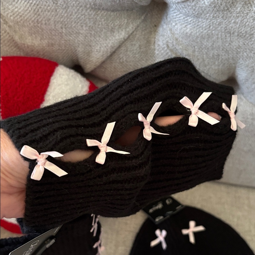Black Beanie and Glove Set with Pink Bows - Picture 6 of 7